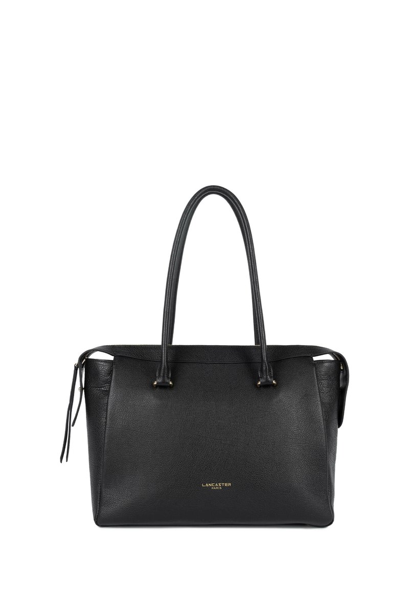 Zwarte leren handtas met twee stevige handvatten, een gestructureerde vorm en een gouden logo aan de voorkant. Heeft een getextureerd oppervlak en een ritssluiting.