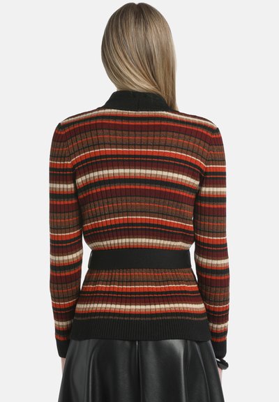 Pulover din tricot cu o croială ajustată în talie, având dungi orizontale în nuanțe de roșu, maro, crem și negru. Mâneci lungi și guler.
