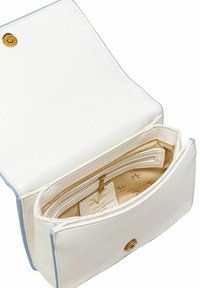 Witte synthetische handtas met lichtblauwe accenten, voorzien van een drukknoopsluiting en een beige interieur. Inclusief rits- en insteekvakken voor extra opbergruimte.