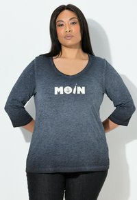 Granatowy długi rękaw T-shirt z dekoltem w kształcie łódki, z białym napisem "MOIN", wykonany z miękkiego, teksturowanego materiału.