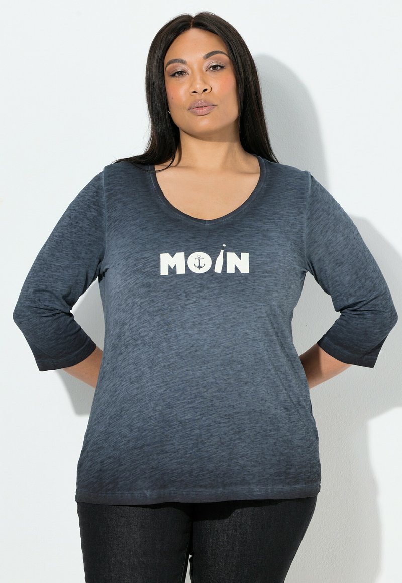 Granatowy długi rękaw T-shirt z dekoltem w kształcie łódki, z białym napisem "MOIN", wykonany z miękkiego, teksturowanego materiału.