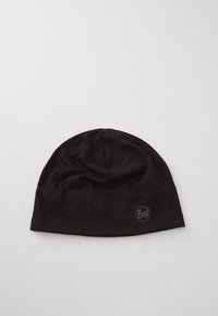 Berretto nero realizzato in tessuto morbido, con una vestibilità aderente e un logo sul lato. Texture liscia senza motivi o decorazioni visibili.