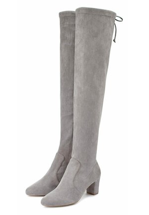 Graue Wildleder-Stiefel über dem Knie mit Blockabsatz, die eine glatte Textur und eine runde Schuhspitze aufweisen. Enthält ein dekoratives Band oben.