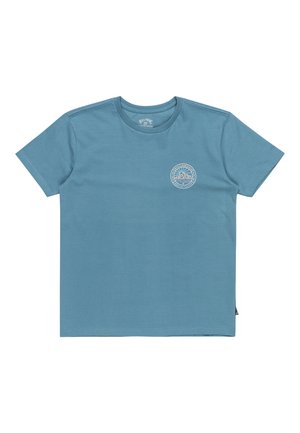 Korte mouwen blauwe katoenen T-shirt met een ronde halslijn en een cirkelvormig logo op de linkerborst met ontwerpen van bergen en de zon.