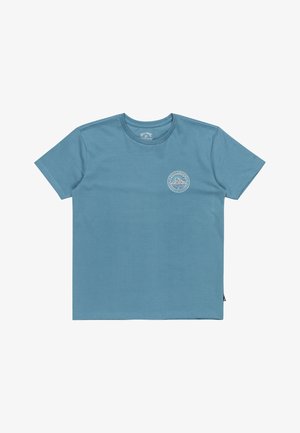 Camiseta de algodón azul de manga corta con cuello redondo y logo circular en el lado izquierdo del pecho que presenta diseños de montañas y sol.