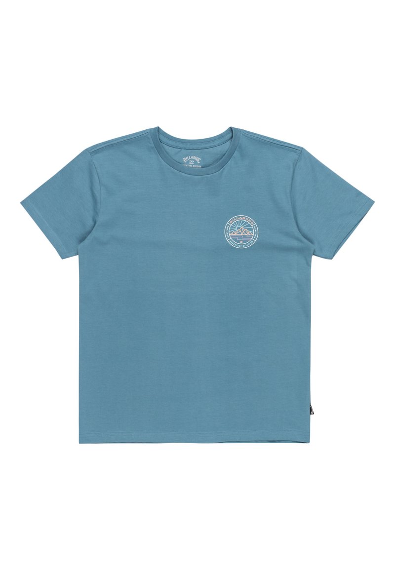 Camiseta de algodón azul de manga corta con cuello redondo y logo circular en el lado izquierdo del pecho que presenta diseños de montañas y sol.