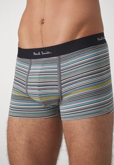 Stripede boksershorts i grå, blå og gul. Blødt stof med elastisk talje, der har mærkenavnet. Tætsiddende design og længde til midten af låret.