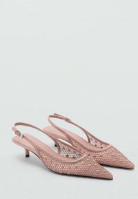 Różowe sandały na obcasie typu slingback z wydłużonym noskiem, wykonane z teksturowanego materiału z wzorem kompozytowym, oraz niskim obcasem typu kitten heel.
