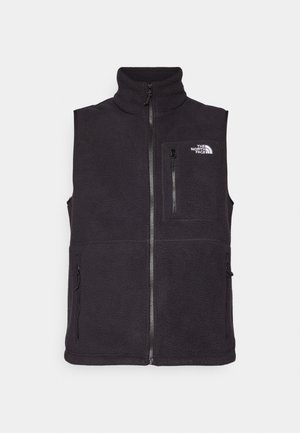 Chaleco de forro polar negro con un alto cuello, cierre frontal con cremallera y dos bolsillos laterales con cremallera. Cuenta con un bolsillo en el pecho con cremallera y un logo en la parte frontal.