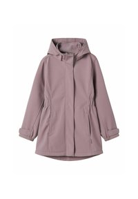 Svijetlo ružičasta softshell jakna s kapuljačom, suženi struk i zavrnuti rukavi. Ima prednji patentni zatvarač i minimalistički dizajn bez džepova.