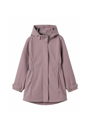 Veste softshell rose clair avec capuche, taille cintrée et poignets retroussés. Comprend une fermeture éclair à l'avant et un design minimaliste sans poches.