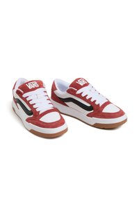 Røde ruskinds sneakers med hvide læderdetaljer, sort sidestreg, hvide snørebånd og en hvid mellemsål. Brun gummirubbersål.