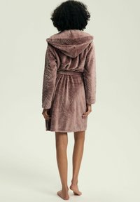 Kaptur z miękkiego szarego szlafroka w pluszowym materiale, zdobiony wzorami liści, z paskiem w talii i długimi rękawami, sięgający do połowy uda.