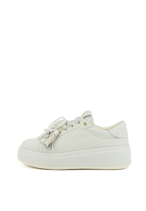 Sneaker platform bianca con suola spessa, decorazione di perle e nappe sui lacci, occhielli dorati e piccolo logo sulla linguetta del tallone.