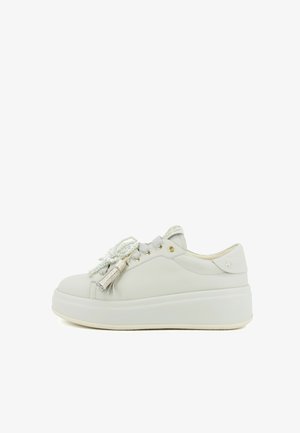 Sneaker platform bianca con suola spessa, decorazione di perle e nappe sui lacci, occhielli dorati e piccolo logo sulla linguetta del tallone.