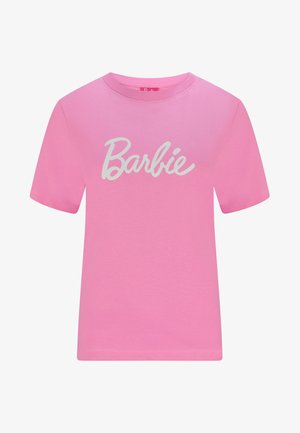 Camiseta de algodón rosa con mangas cortas, que presenta el texto "Barbie" en cursiva blanca en el frente. Cuello redondo clásico y diseño simple.