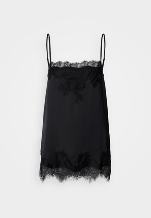 Μαύρο σατέν φόρεμα τύπου slip με λεπτές τιράντες και δαντέλα κατά μήκος του ντεκολτέ και του τελειώματος, πάνω σε απλό λευκό φόντο.