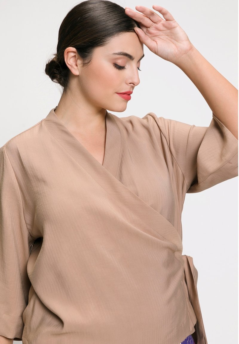 Ulla Popken - STYLE CACHE CŒUR COL EN V MANCHES 3/4 - Blouse - marron, Agrandir