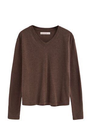 Brun langærmet V-neck skjorte med almindelig pasform og Polo Club mærkat indeni kraven, vist på en hvid baggrund.