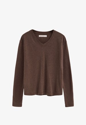 Brun langærmet V-neck skjorte med almindelig pasform og Polo Club mærkat indeni kraven, vist på en hvid baggrund.