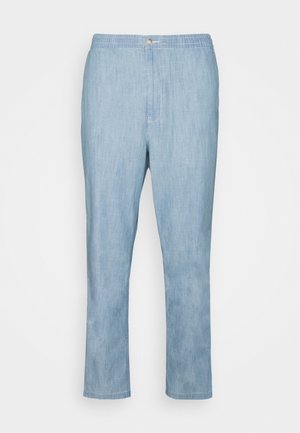 Lichtblauwe casual broek met elastische tailleband, knoopsluiting en rechte pijpen, afgebeeld tegen een witte achtergrond.