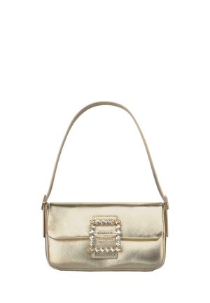 Bolso de mano metálico dorado con forma rectangular, que presenta un destacado detalle de hebilla con joyas y una sola correa de hombro. Textura suave.