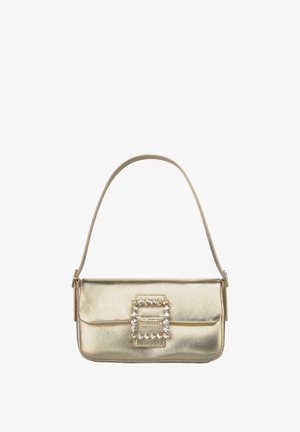 Bolso de mano metálico dorado con forma rectangular, que presenta un destacado detalle de hebilla con joyas y una sola correa de hombro. Textura suave.