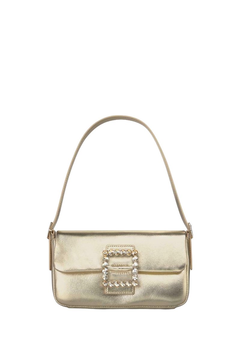 Bolso de mano metálico dorado con forma rectangular, que presenta un destacado detalle de hebilla con joyas y una sola correa de hombro. Textura suave.