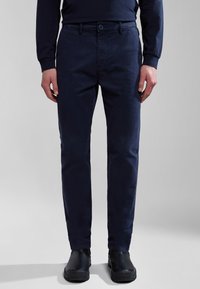 Chino blu navy slim fit, realizzati in tessuto misto cotone. Caratterizzati da chiusura con bottone, passanti per cintura e design a gamba dritta.