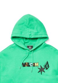 Felpa con cappuccio verde realizzata in tessuto morbido, caratterizzata da un colorato logo "VOLCOM" e un design a stelle. Include lacci e una tasca a marsupio.