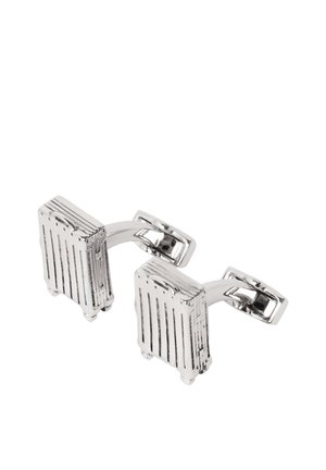 Silberne Manschettenknöpfe in Form kleiner rollender Koffer mit Griffen und Rad-Details, verbunden durch eine gebogene Stange.