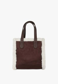 Borsa tote in suede marrone con bordo in pelliccia sintetica color crema e manici in pelle marrone scuro, caratterizzata da una forma rettangolare semplice e una consistenza morbida.