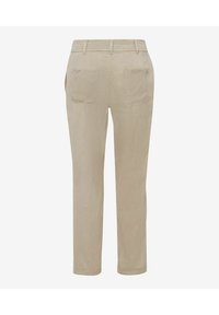 Pantalon beige à jambes droites avec taille élastique et deux poches appliquées à l'arrière, présenté sur un fond uni.