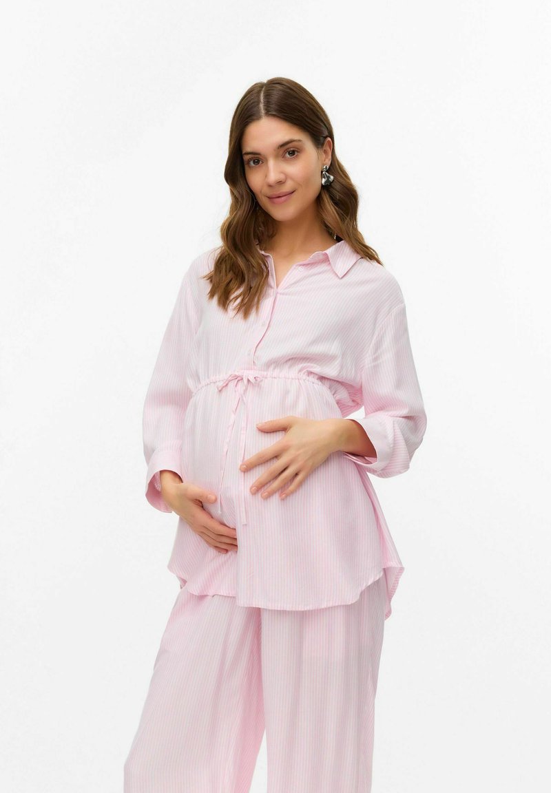 Set di maternità a righe rosa composto da una maglietta con bottoni e vita regolabile, abbinata a pantaloni larghi. Tessuto morbido con una texture liscia.