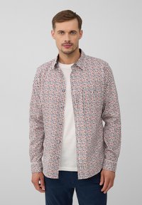 Katoenen overhemd met knopen op een witte basis, voorzien van een klein rood en blauw stippenpatroon, lange mouwen en een borstzak.
