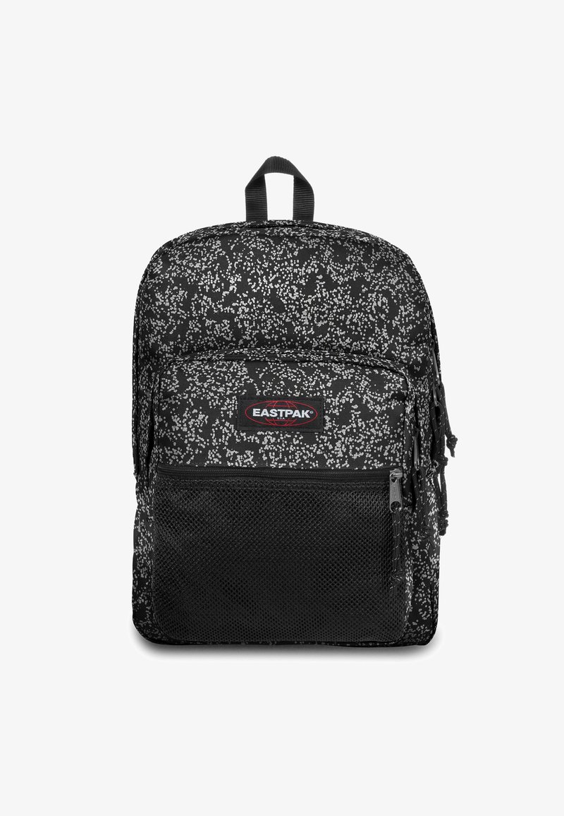 Svart ryggsäck med ett fläckigt grått mönster, som har ett stort huvudfack, en framförande dragkedjeficka och handtag av tyg. Tillverkad av slitstarkt material.