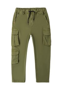 Olijfgroene cargo broek met elastische taille, trekkoordsluiting en meerdere zijzakken. Lichtgewicht stof met een gladde textuur.