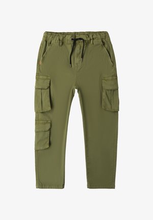 Pantaloni cargo verde oliva con vita elastica, chiusura con cordino e molteplici tasche laterali. Tessuto leggero con una consistenza liscia.
