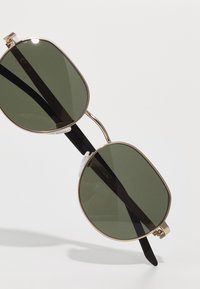 Nike Sportswear TRAVELER TREND UNISEX - Akiniai nuo saulės - satin gold-coloured/green