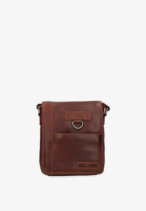 Borsa a tracolla in pelle marrone con patta frontale, accessori in metallo, bordi cuciti e etichetta del marchio in rilievo; forma rettangolare strutturata.