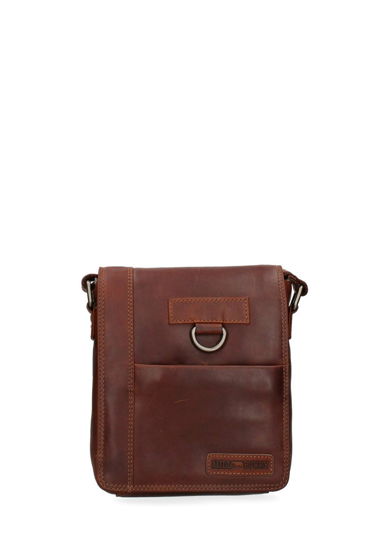 Borsa a tracolla in pelle marrone con patta frontale, accessori in metallo, bordi cuciti e etichetta del marchio in rilievo; forma rettangolare strutturata.