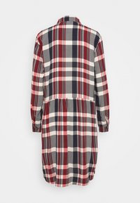 Abito a quadri rosso, blu navy e bianco con maniche lunghe, colletto con bottoni e vita arricciata. Tessuto di cotone con una consistenza liscia.