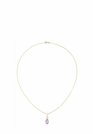 Collar de cadena de oro con un diseño delgado y suave que presenta un único colgante de gota con una piedra preciosa púrpura, asegurada con un engaste de bisel.
