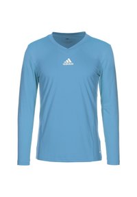 Maglietta a maniche lunghe V-neck Adidas di colore azzurro chiaro con logo bianco centrato sul petto, esposta su sfondo bianco.