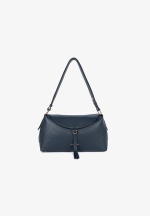 Sac à épaule en cuir bleu marine au design arrondi, avec une fermeture à rabat et des accessoires en ton doré. Agrémenté d'un détail en forme de pampille suspendue.