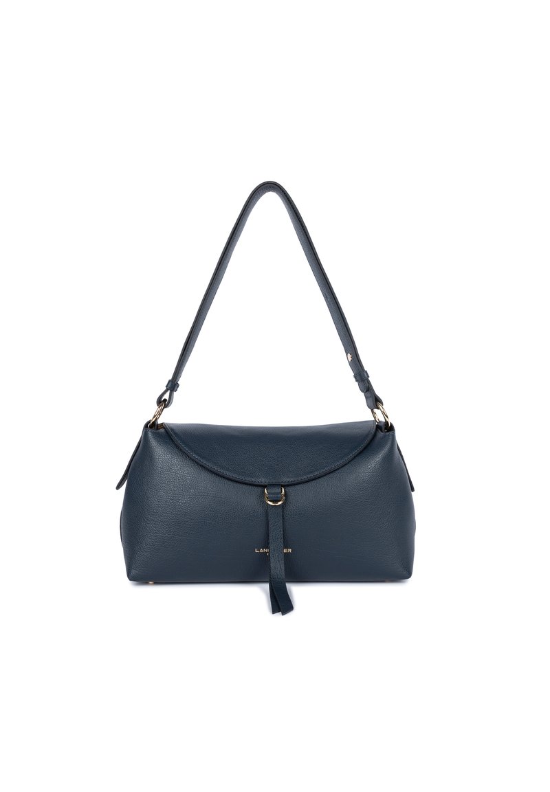 Borsa a spalla in pelle blu navy con design arrotondato, dotata di chiusura a patta e hardware color oro. Accentuata da un dettaglio con nappina appesa.