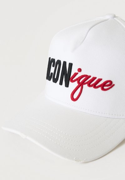 Casquette de baseball blanche avec le mot "ICONique" brodé, "ICON" en lettres majuscules noires et "ique" en lettres cursives rouges.