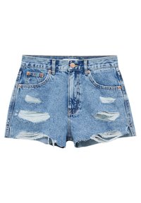 Shorts de mezclilla en azul claro con parches desgastados, dobladillo deshilachado y diseño clásico de cinco bolsillos. Acentos de botón de metal y remaches.