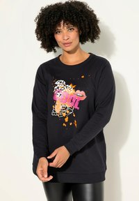 Felpa nera a maniche lunghe in cotone, con un design grafico colorato che presenta delle labbra e la parola "COOL" in rosa, con schizzi arancioni.