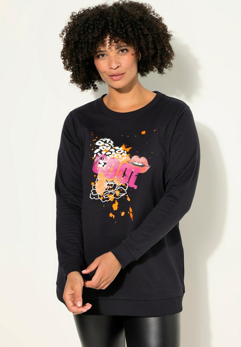 Felpa nera a maniche lunghe in cotone, con un design grafico colorato che presenta delle labbra e la parola "COOL" in rosa, con schizzi arancioni.